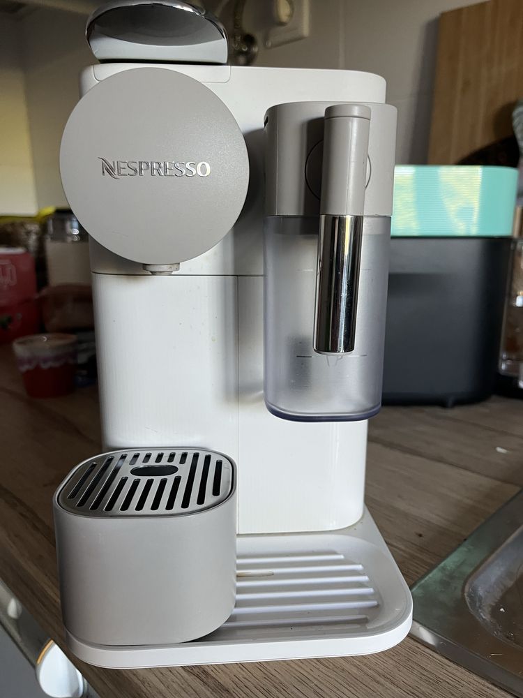 Máquina Nespresso Latissima