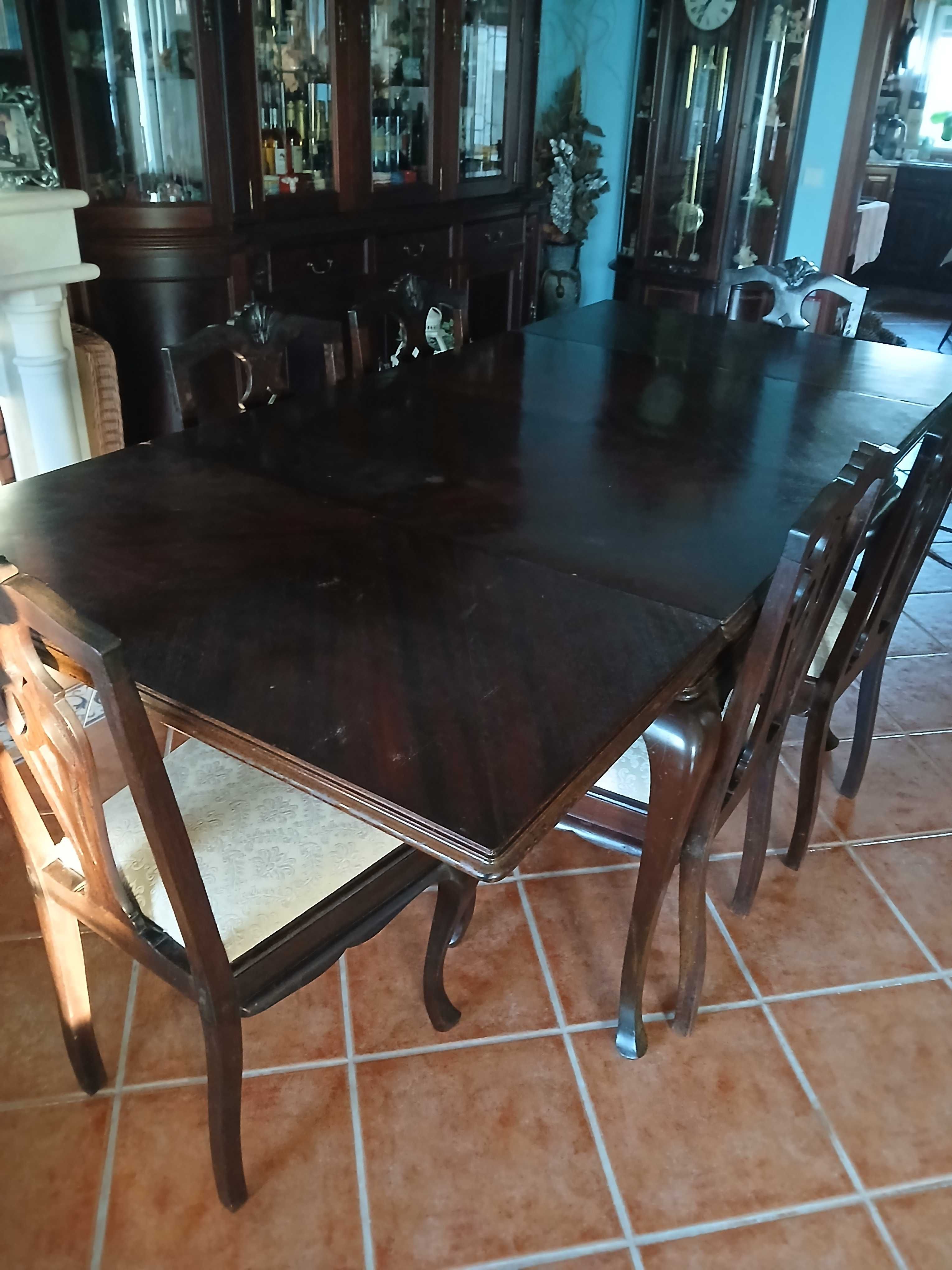 Mesa Queen Anne extensível  e 6 cadeiras