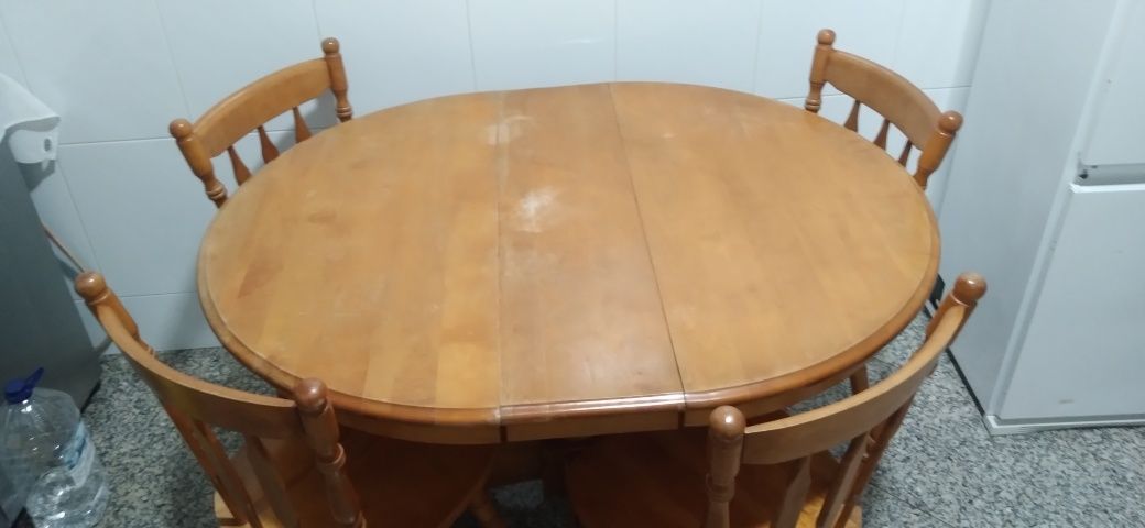 Mesa redonda, expansível. 4 cadeiras.