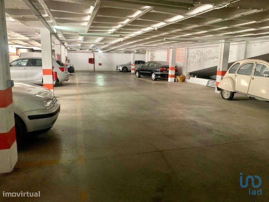 Parque de Estacionamento / Garagem / Box em Faro (Sé e São Pedro) de 1