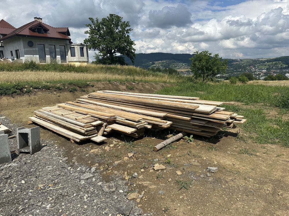 Deski  stemple po jednej budowie