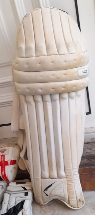 Equipamento de cricket Salix usado.
