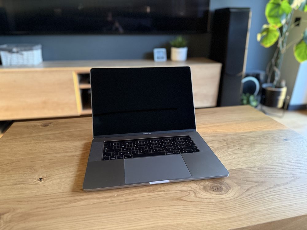 MacBook Pro 15” 2017 bateria 91,2% i7 16GB 250GB SSD Retina TouchBar