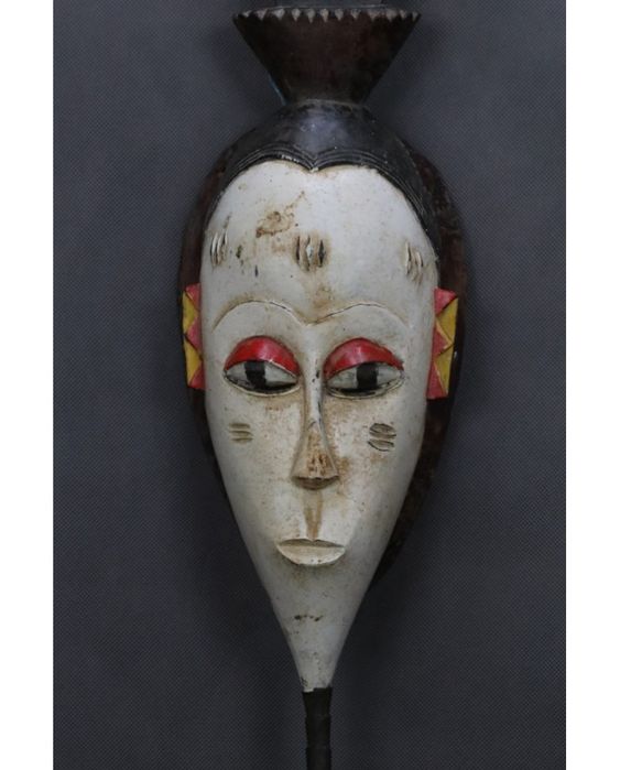 Twarz kobiety. Drewno. Guro. Wybrzeże Kości Słoniowej. XX wiek