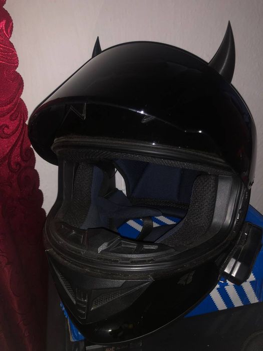 Продам глянцевий шолом розміру S