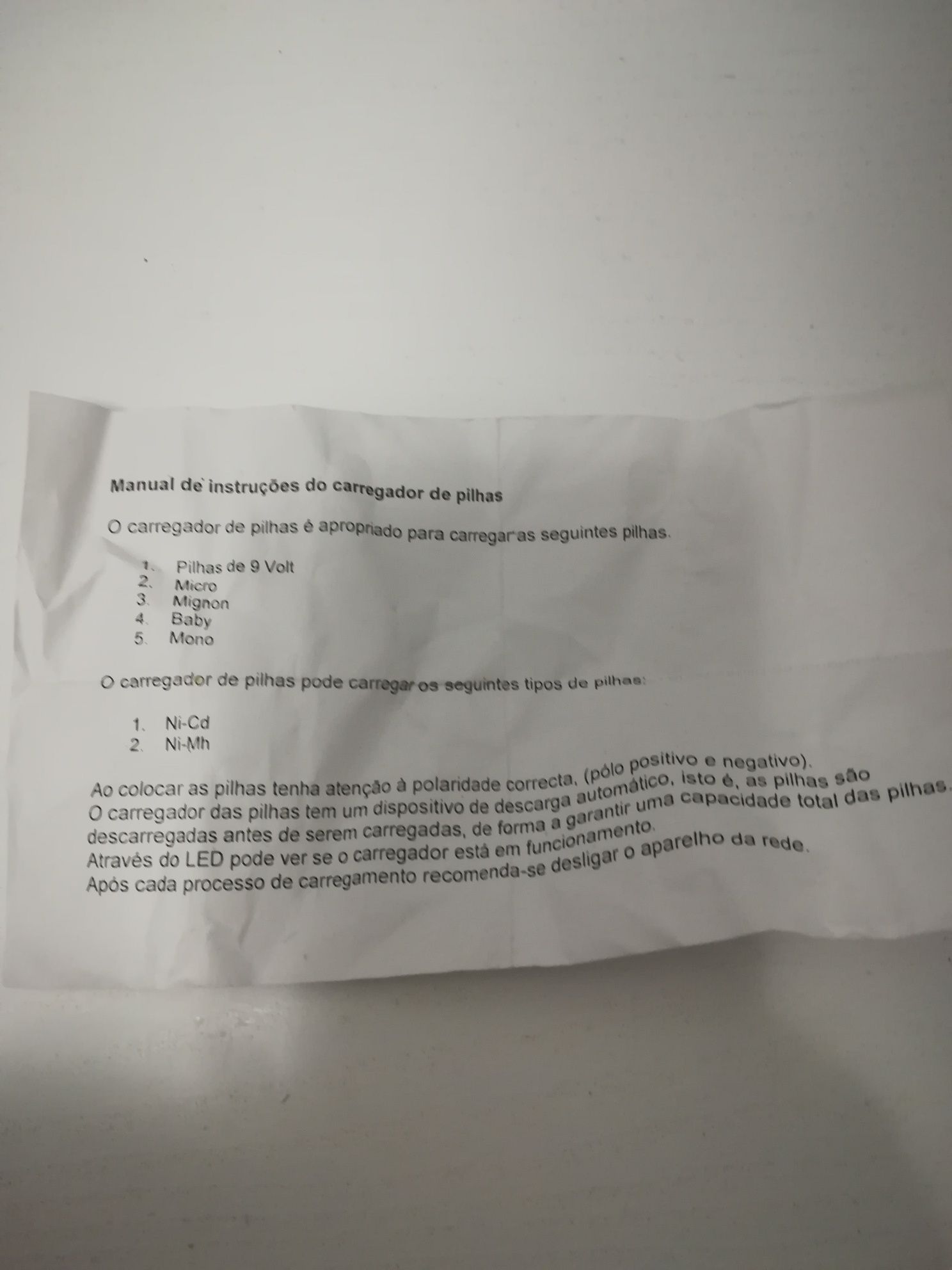 Carregador de baterias pilhas e pilhas recarregáveis