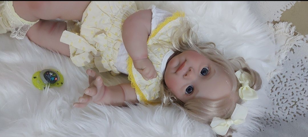 Bebe Reborn realista menina 60 cm cabelo loiro comprido
