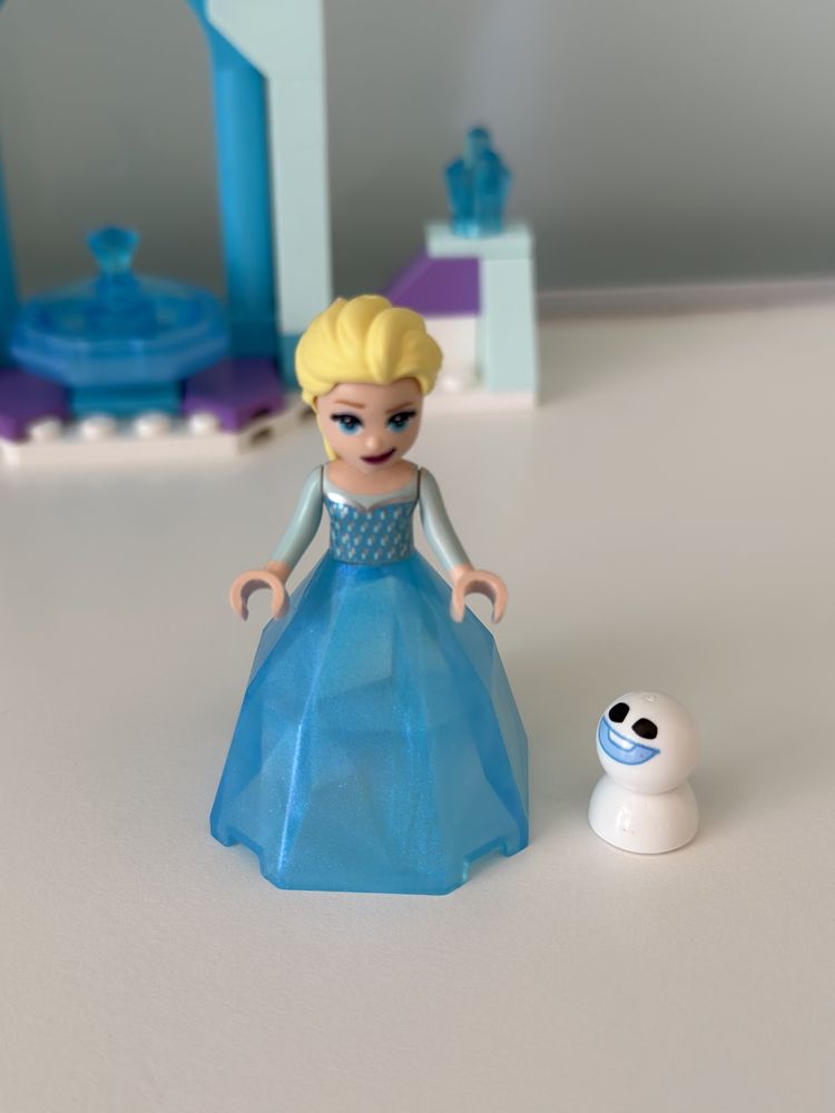 Конструктор LEGO Disney Frozen 2 Подвір'я палацу Ельзи 43199