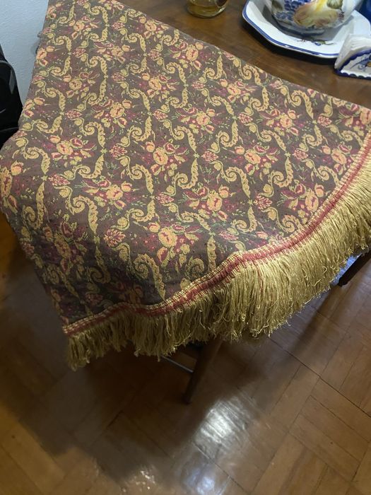 Toalha oval antiga .