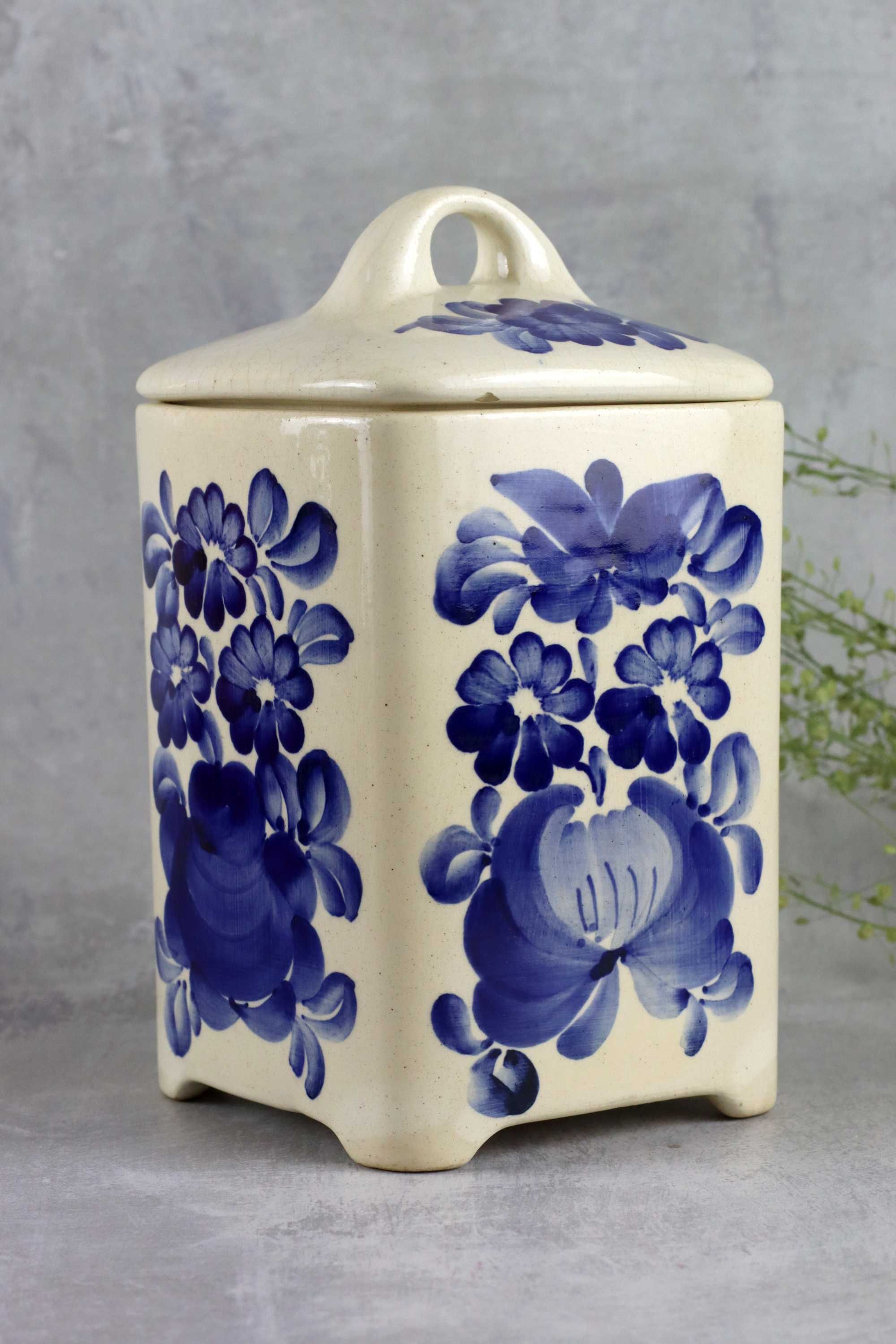 Fajansowa puszka z niebieską dekoracją fajans Włocławek ceramika prl