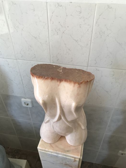Escultura em mármore .