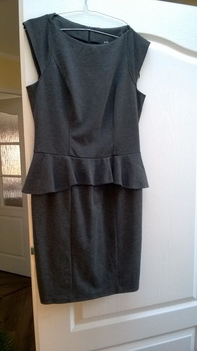 Sukienka z baskinką