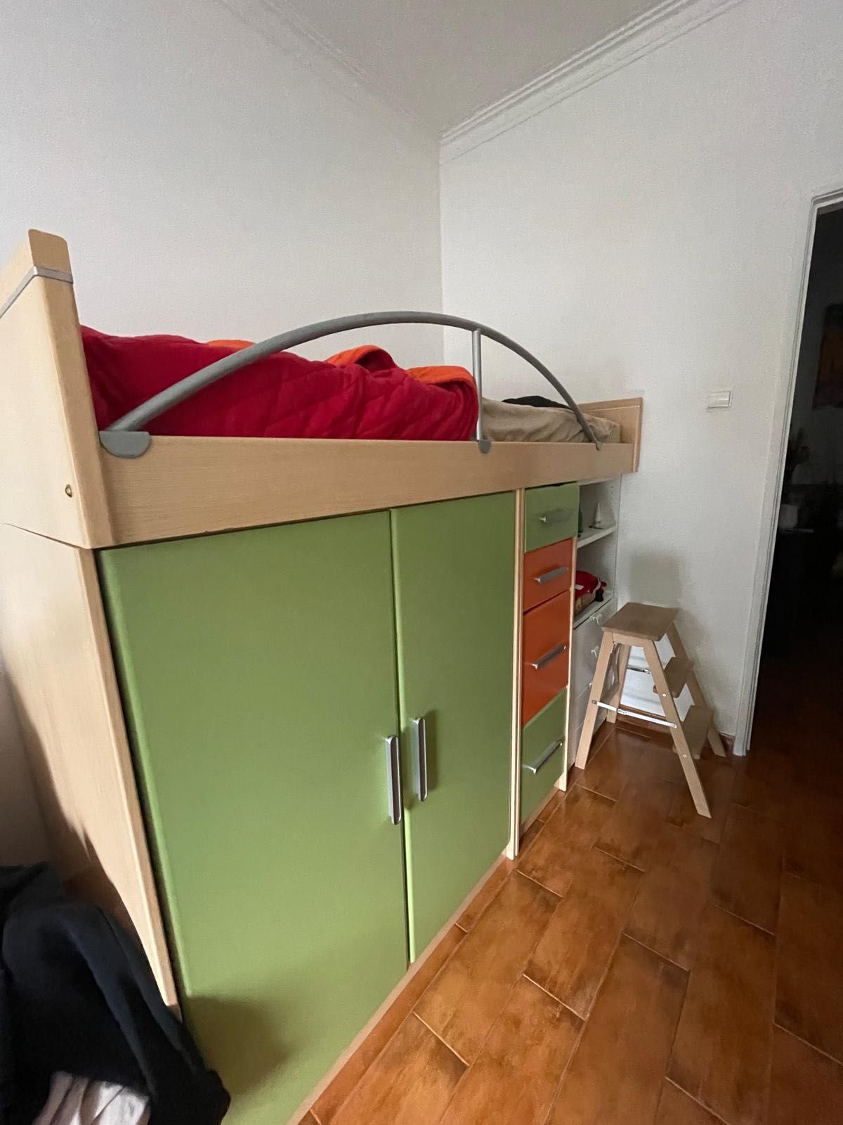 Cama com armário e gavetas de arrumação em bom estado.