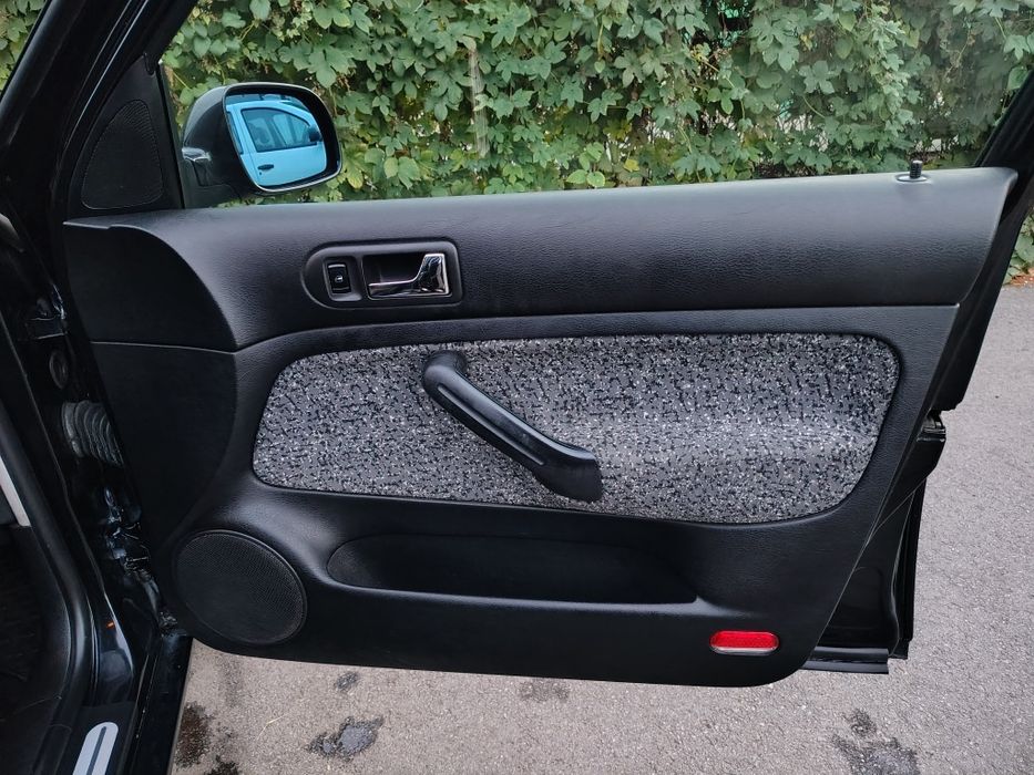 Фольсваген  GOLF 4  хетчбек 1.4  2001 г.