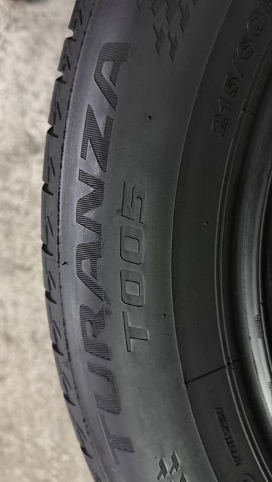 Pneus 215/60r17 Bridgestone Turanza T005 com 85% de piso