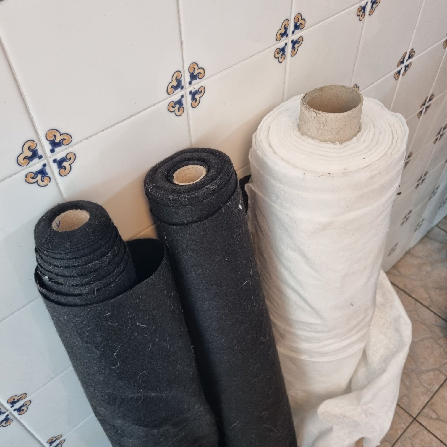 Rolos de tecido feltro preto e branco