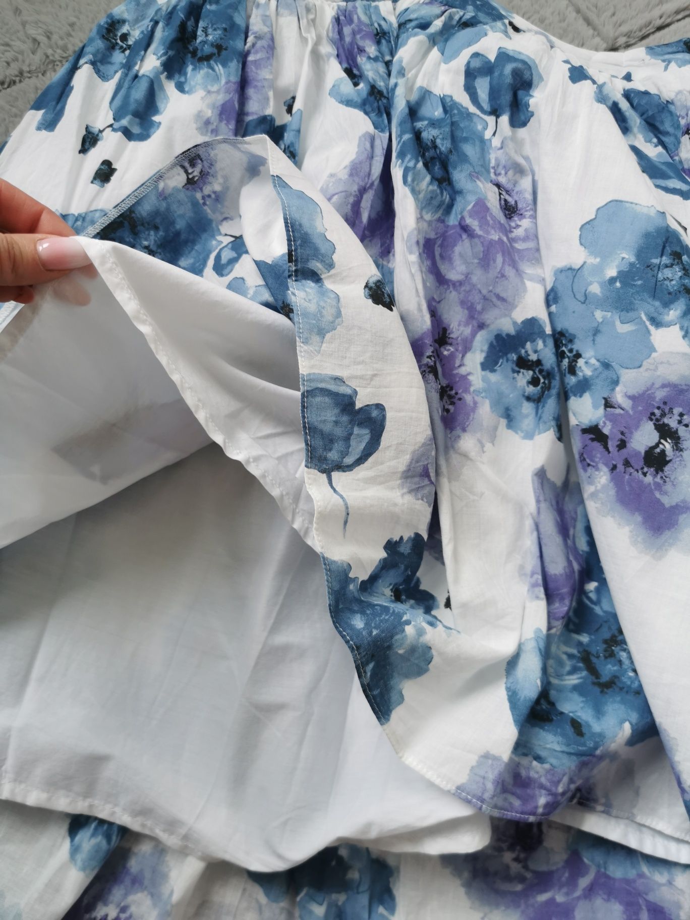 Monnari piękna spódnica na lato biała w niebieskie kwiaty 38 M 36 S