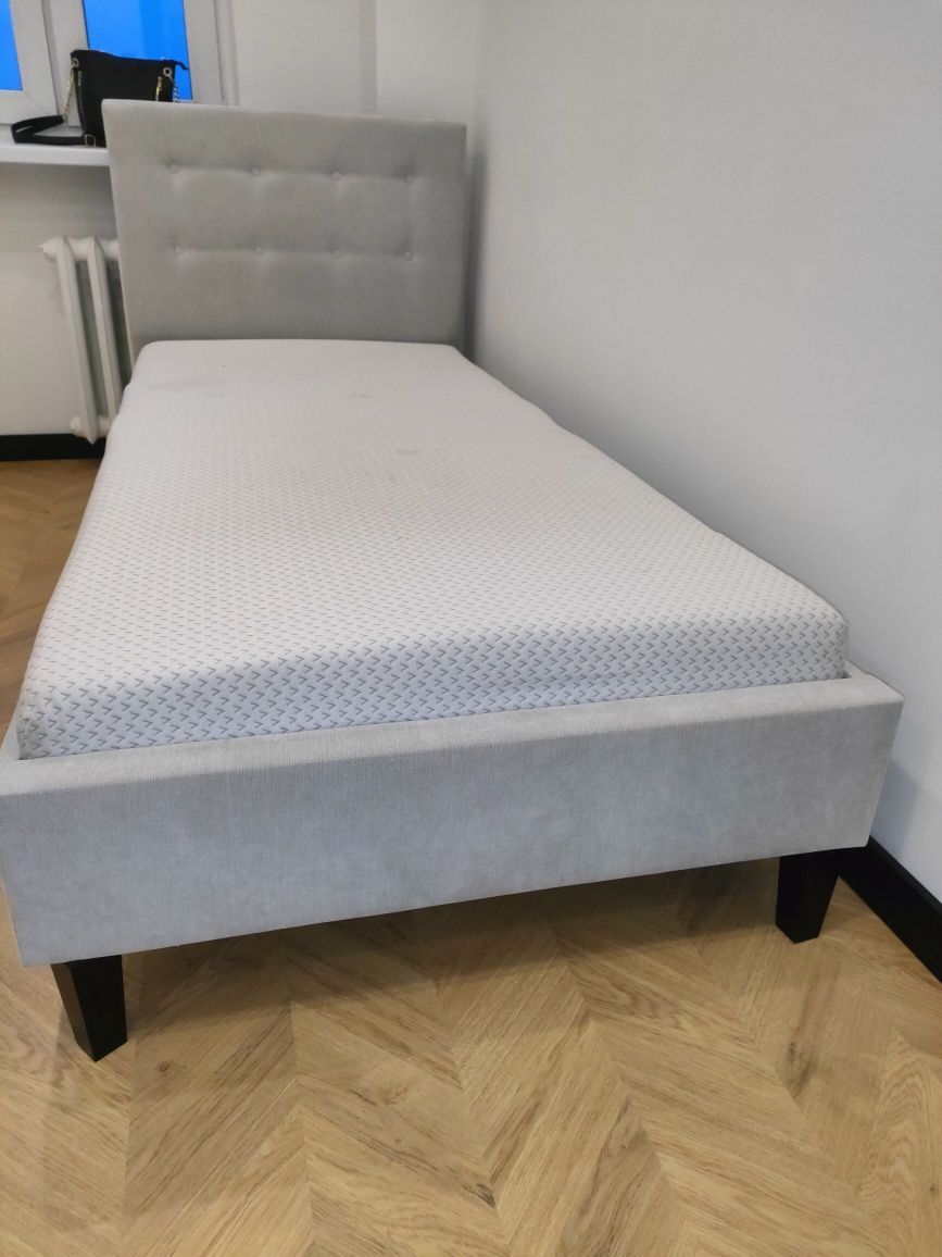 łóżko tapicerowane ze stelażem