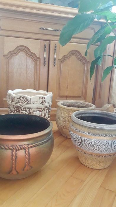 Горщики для вазонів.