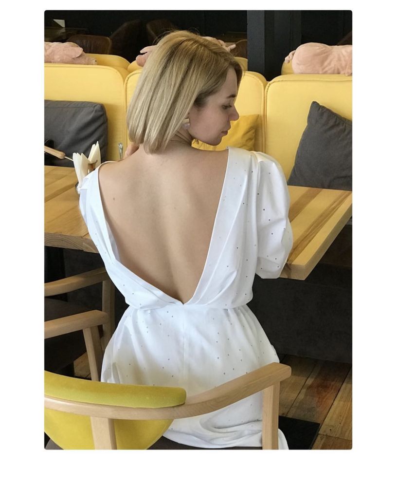 Сукня біла з відкритою спиною
