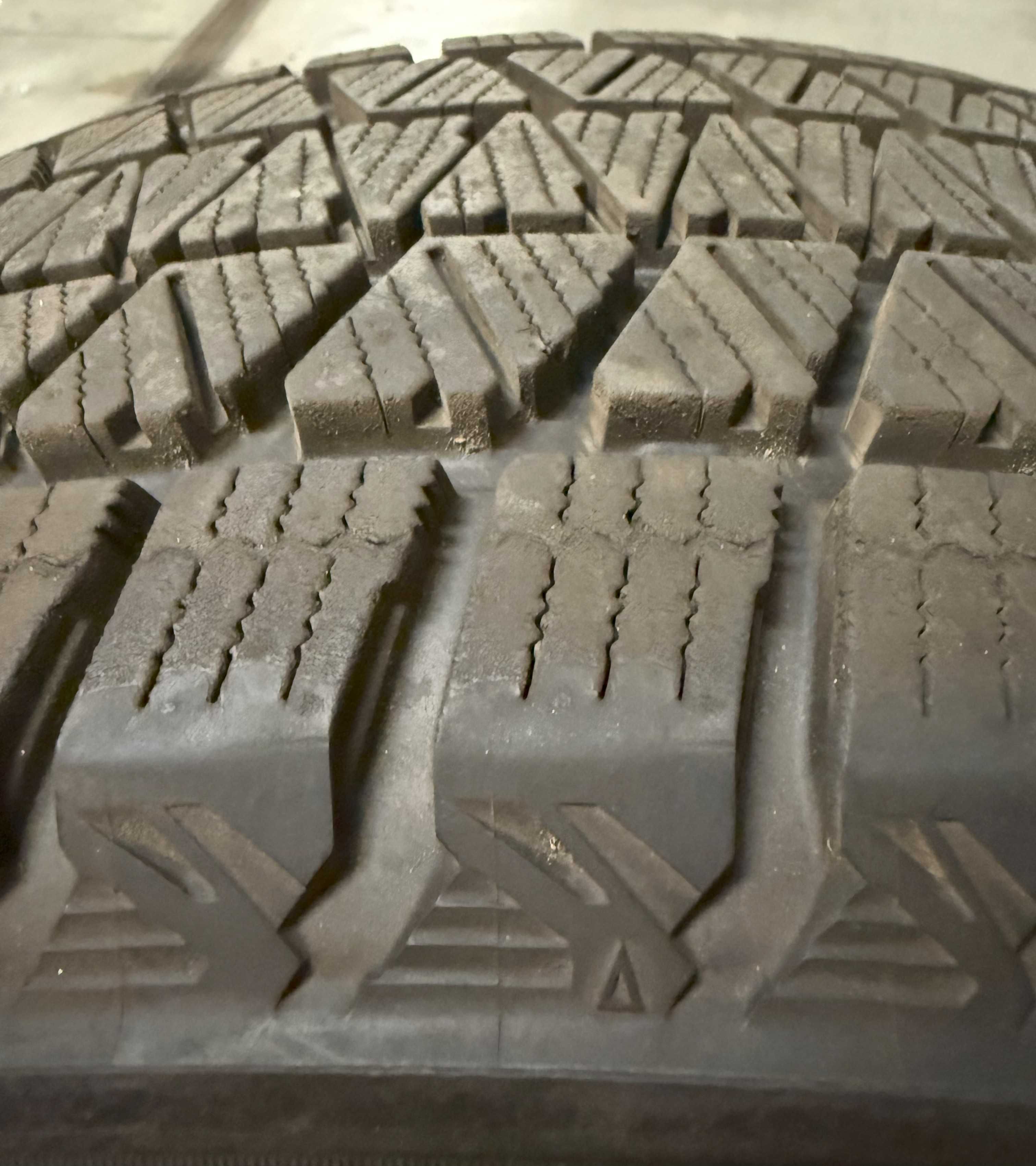 Зимові шини (гума) Bridgestone Blizzak DM-V3 (225/55R19 99T)