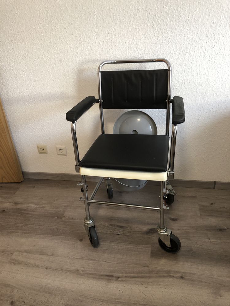 Krzeslo ubikacja dla osoby niepelnosprawnej