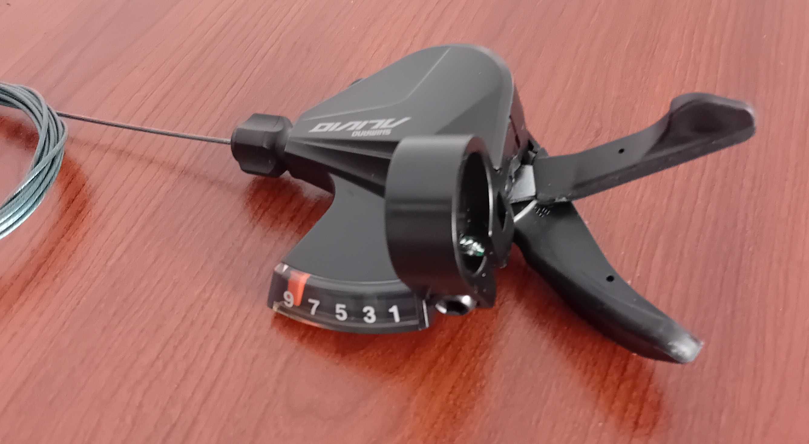 Manetka,dźwignia przerzutki Shimano Alivio SL-M3100 prawa, 9-biegowa.