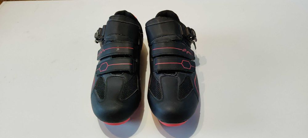 Buty rowerowe z mocowaniem na zatrzaski.