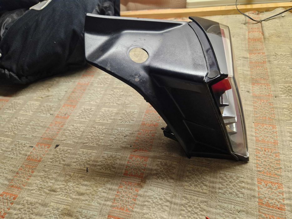 Тесла модел У задній фонарь