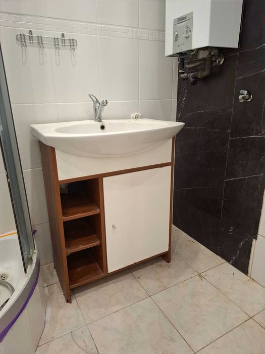 Umwyalka z szafka i baterią