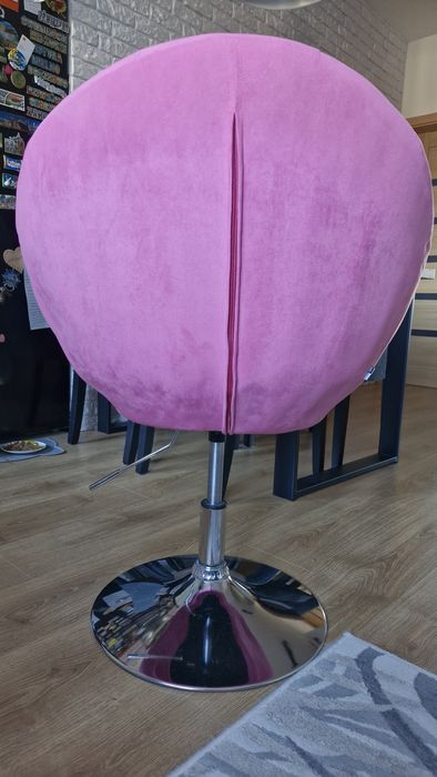 Fotel kubelkowy różowy welvet