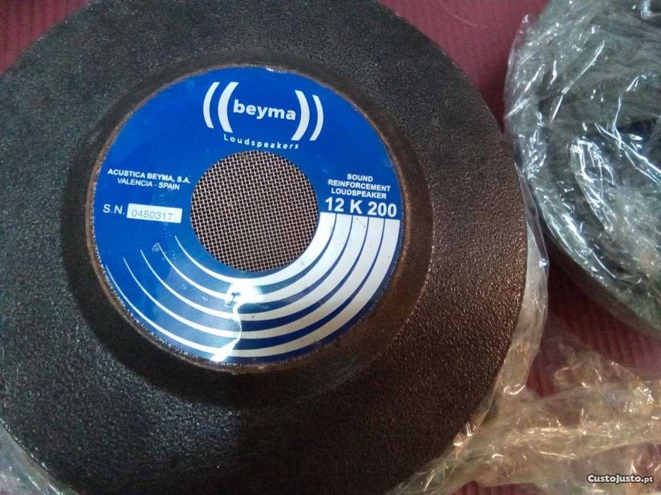 Dois altifalantes Beyma 250 W como novos