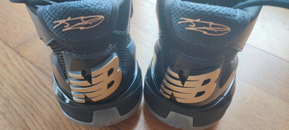 Sapatilhas basketball New Balance KAWHI 'Essential Black' BBKLSBG1
