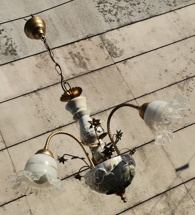 Candeeiro aplicação ao teto, estrutura em latão e cerâmica