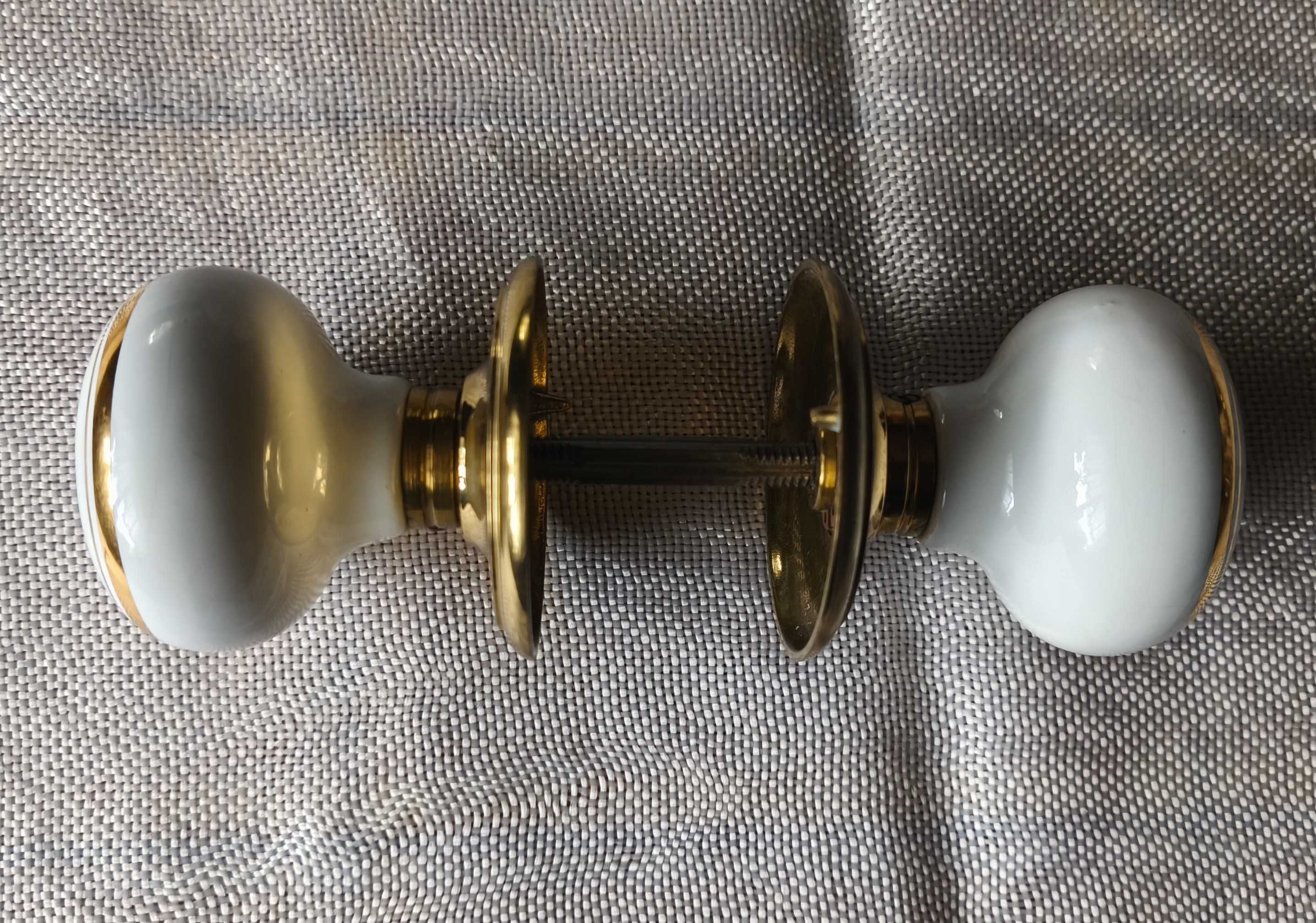 Par de puxadores em louça branco e dourado
