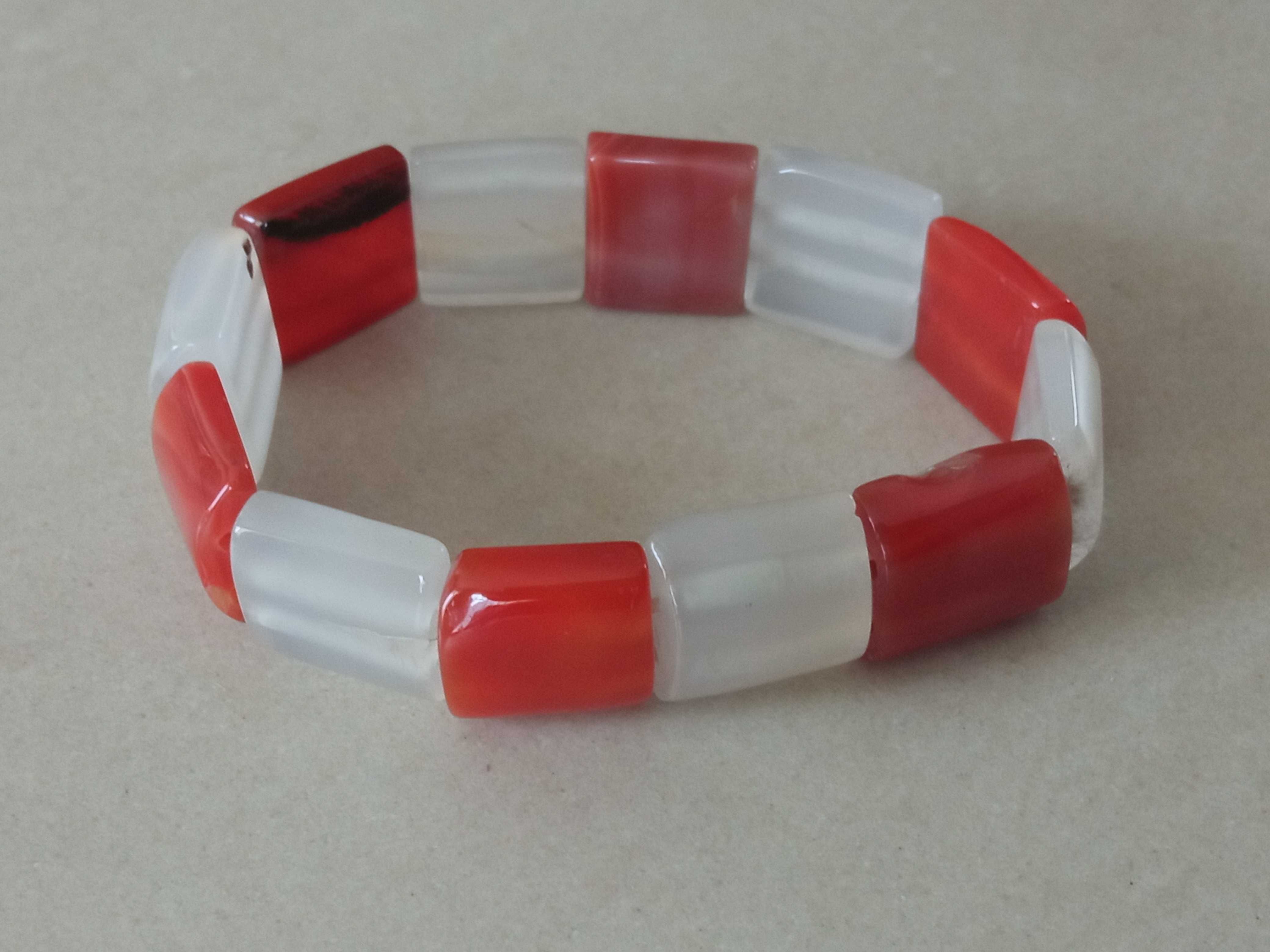Nowa bransoletka z kamieni naturalnych na gumce czerwona biała 17 cm