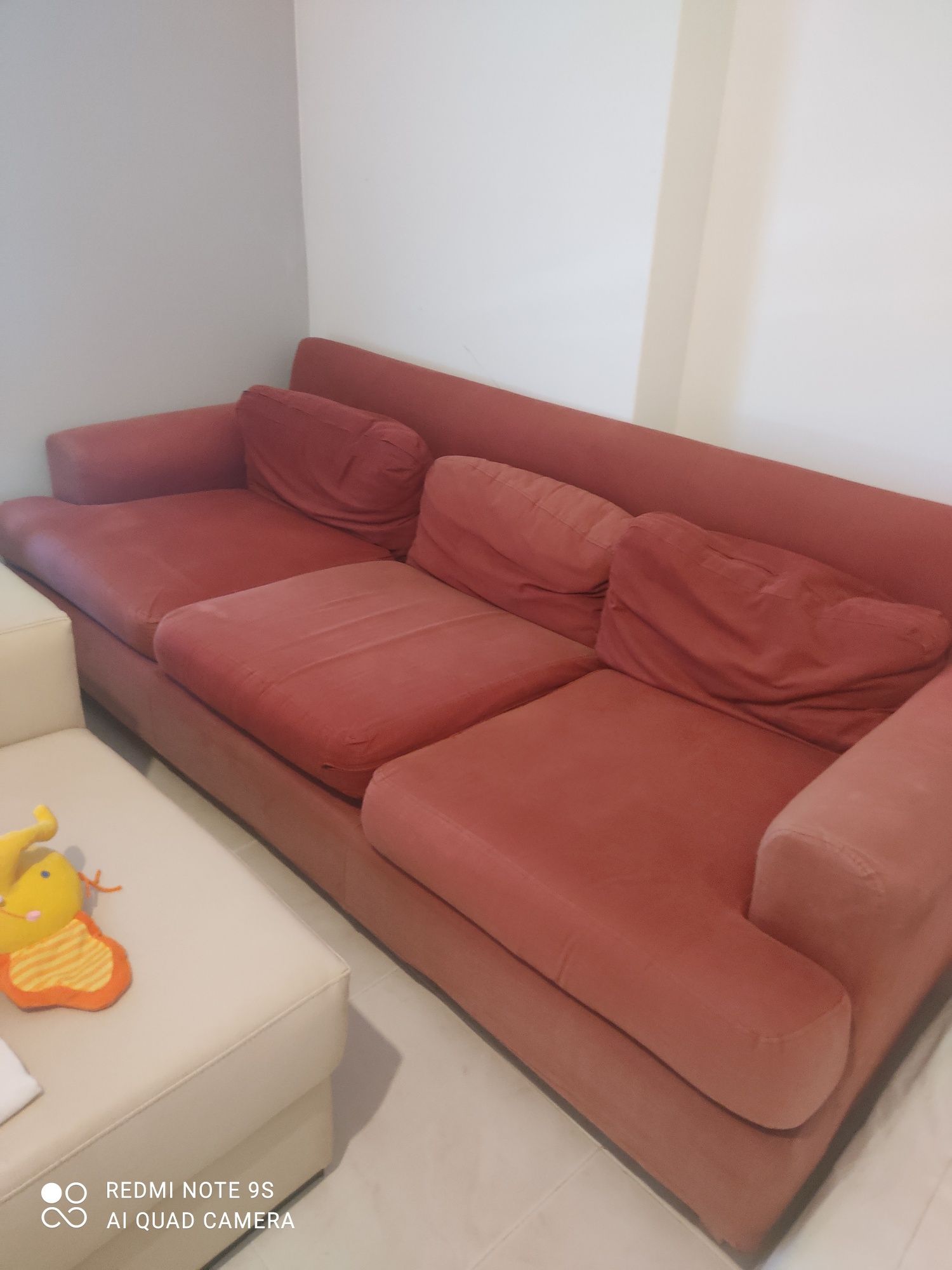 Sofa de três lugares vermelho