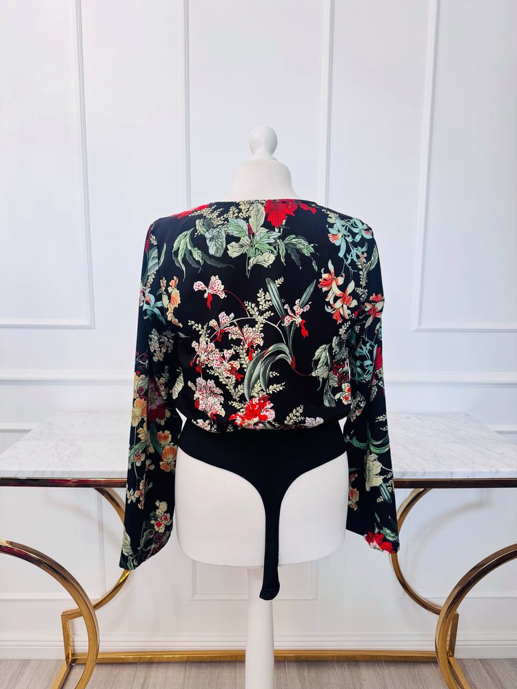 Eleganckie body w kolorze czarnym w kwiatki - rozmiar M