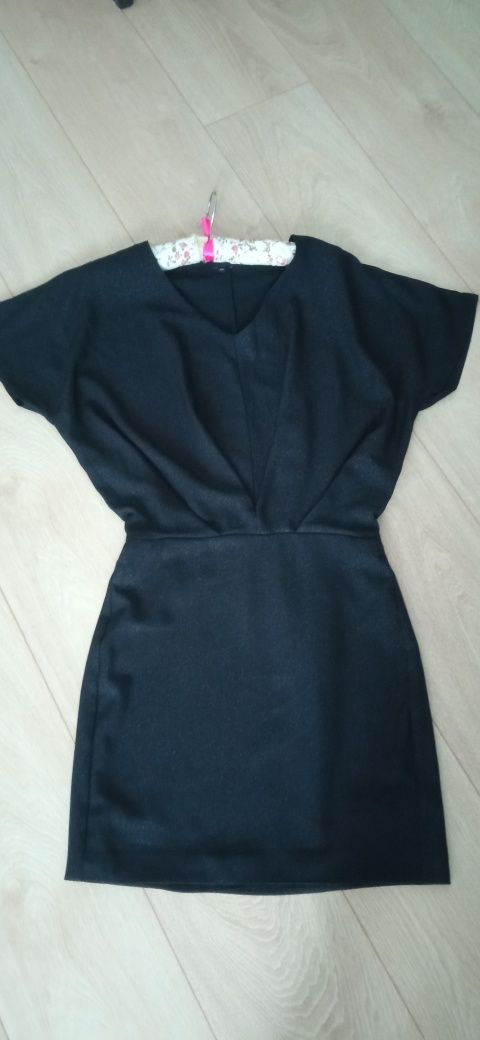 Czarna sukienka nietoperz z połyskująca nitką xs