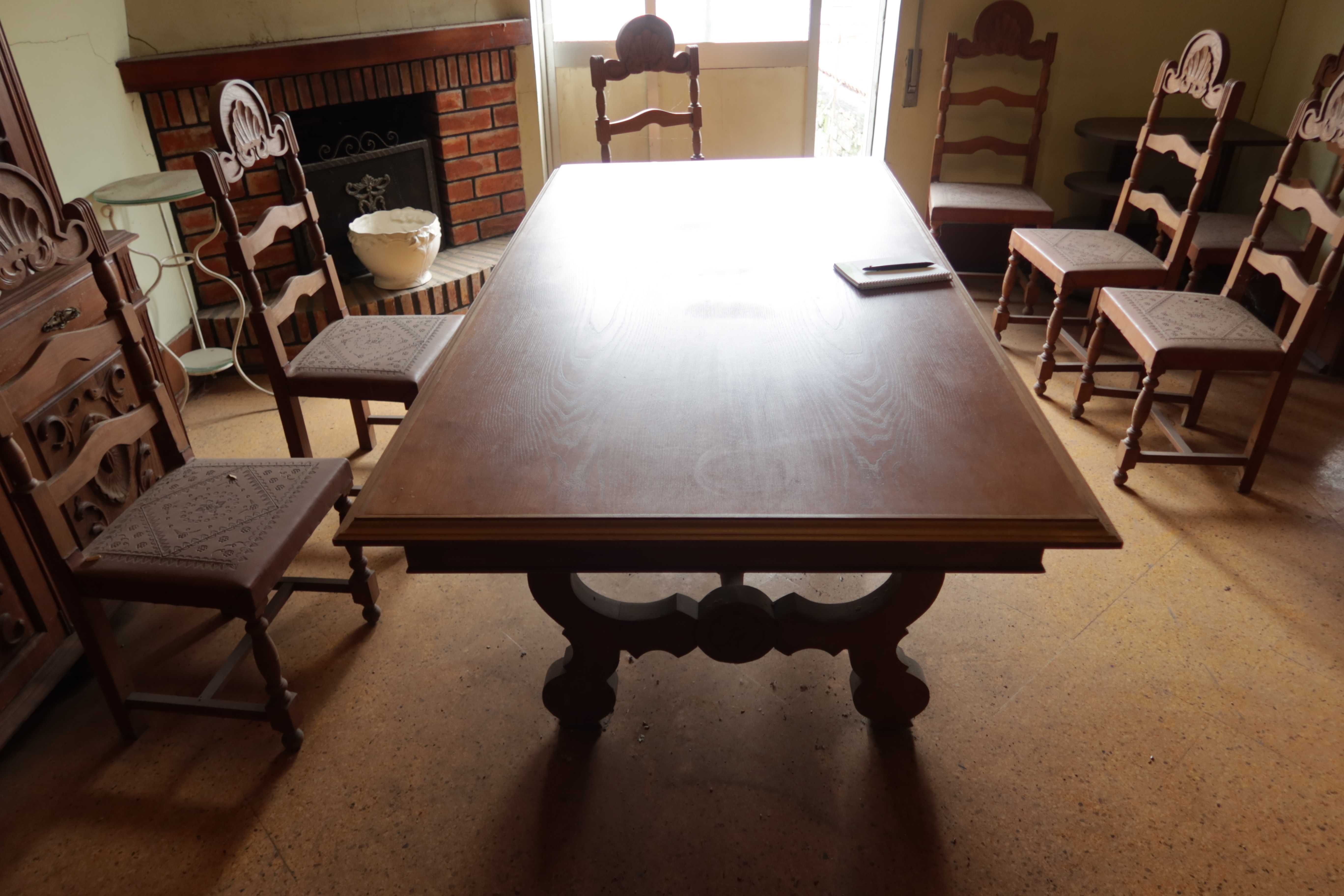 Mesa de sala em madeira