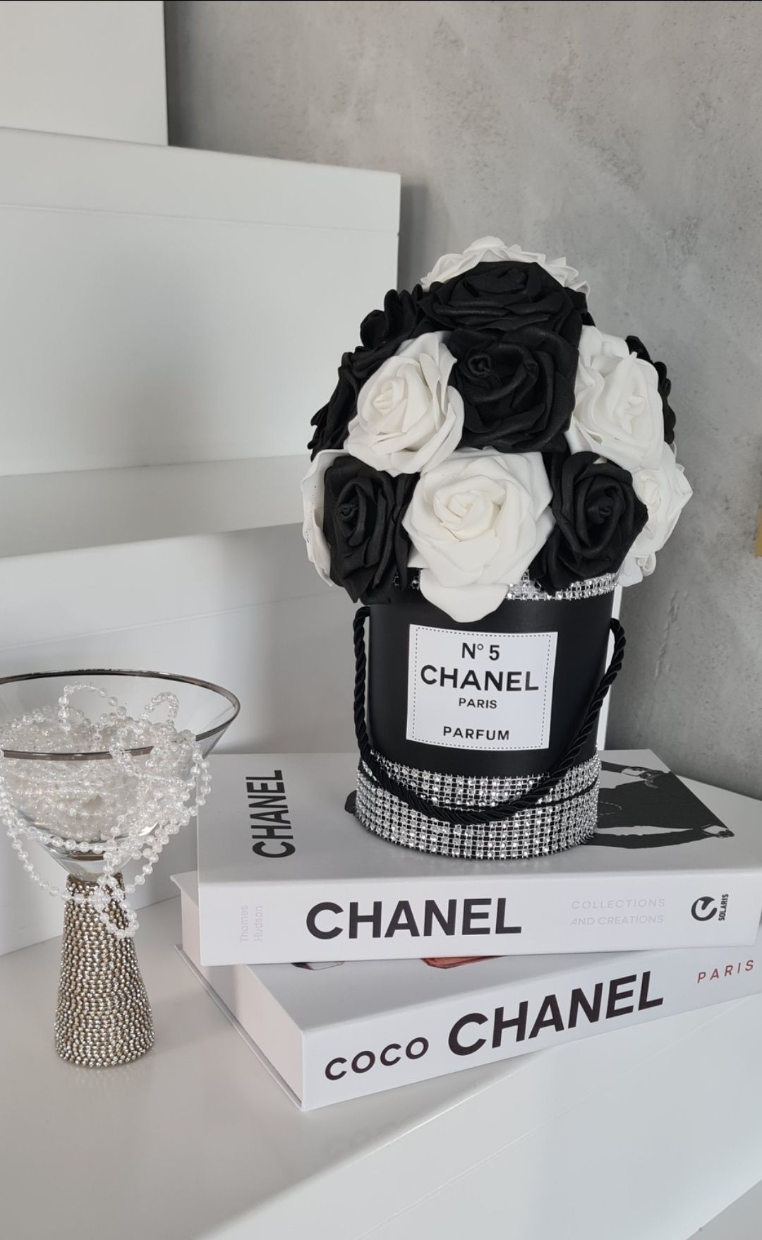 Flower box  Chanel Versace  glamour cyrkonie róże piankowe