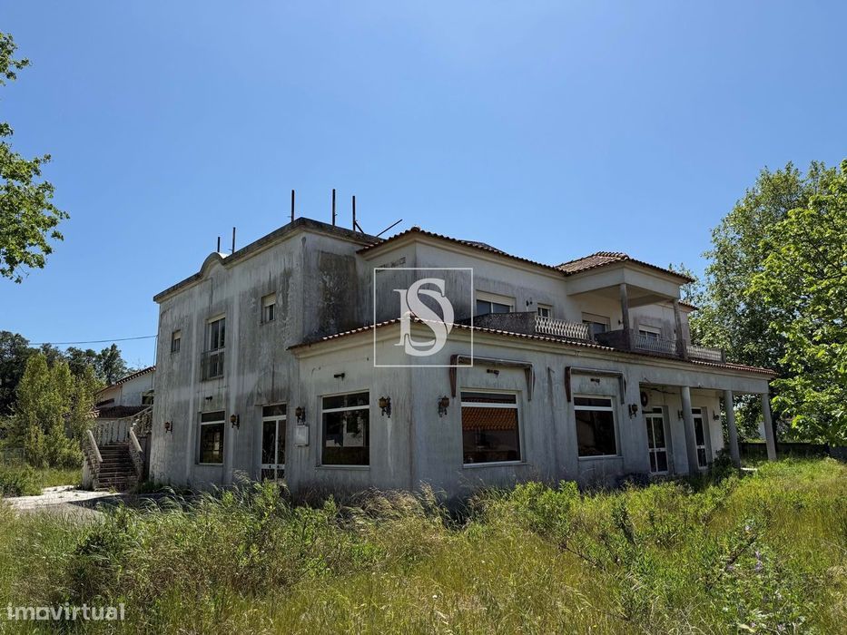 Residencial com 7 suites e Restauração