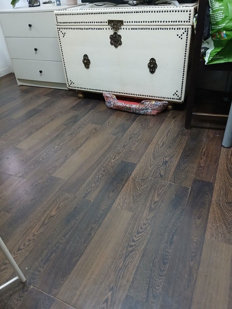 Bau em creme usado mas em bom estado