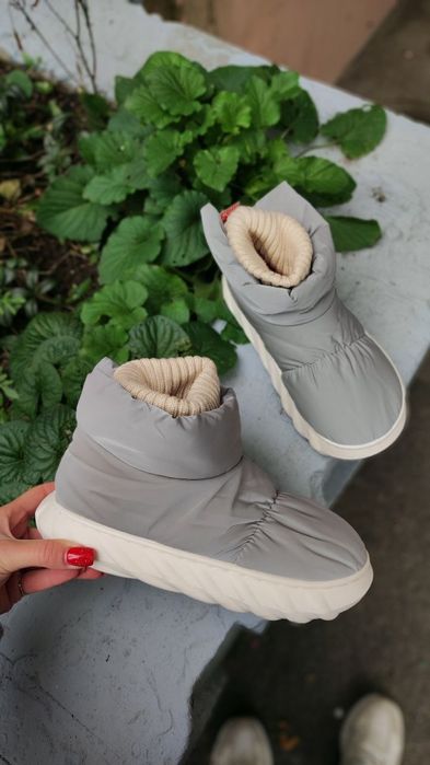 Коротенькі дутики сірого кольору з шкарпеткою теплі