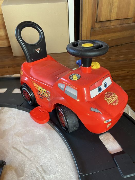 Zygzak McQueen jeździk-pchacz + tor