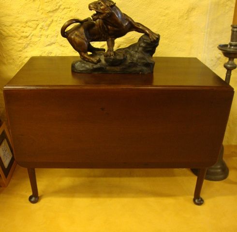 Mesa de abas antiga em madeira entalhada