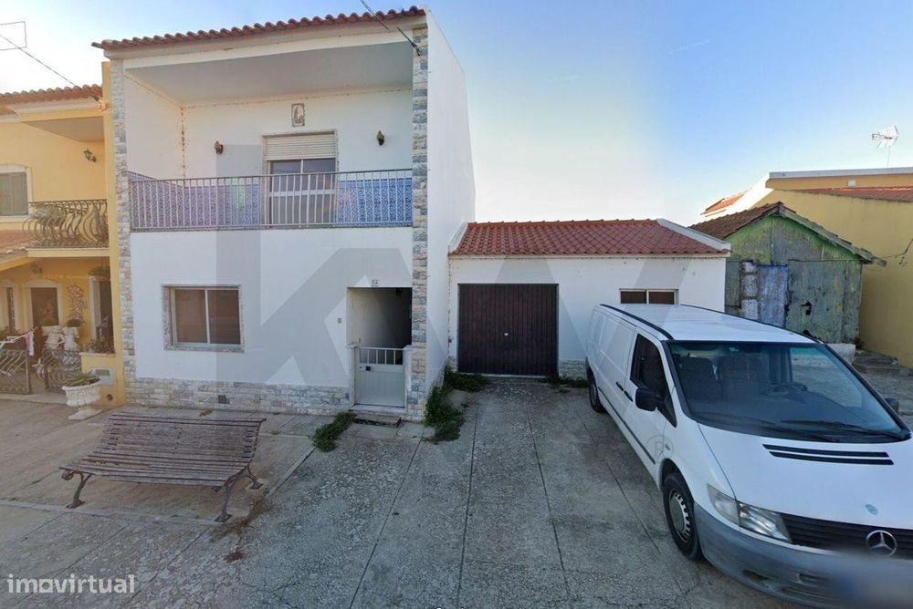 Moradia T3 e garagem para renovar, em Escaroupim - Salvaterra de Magos