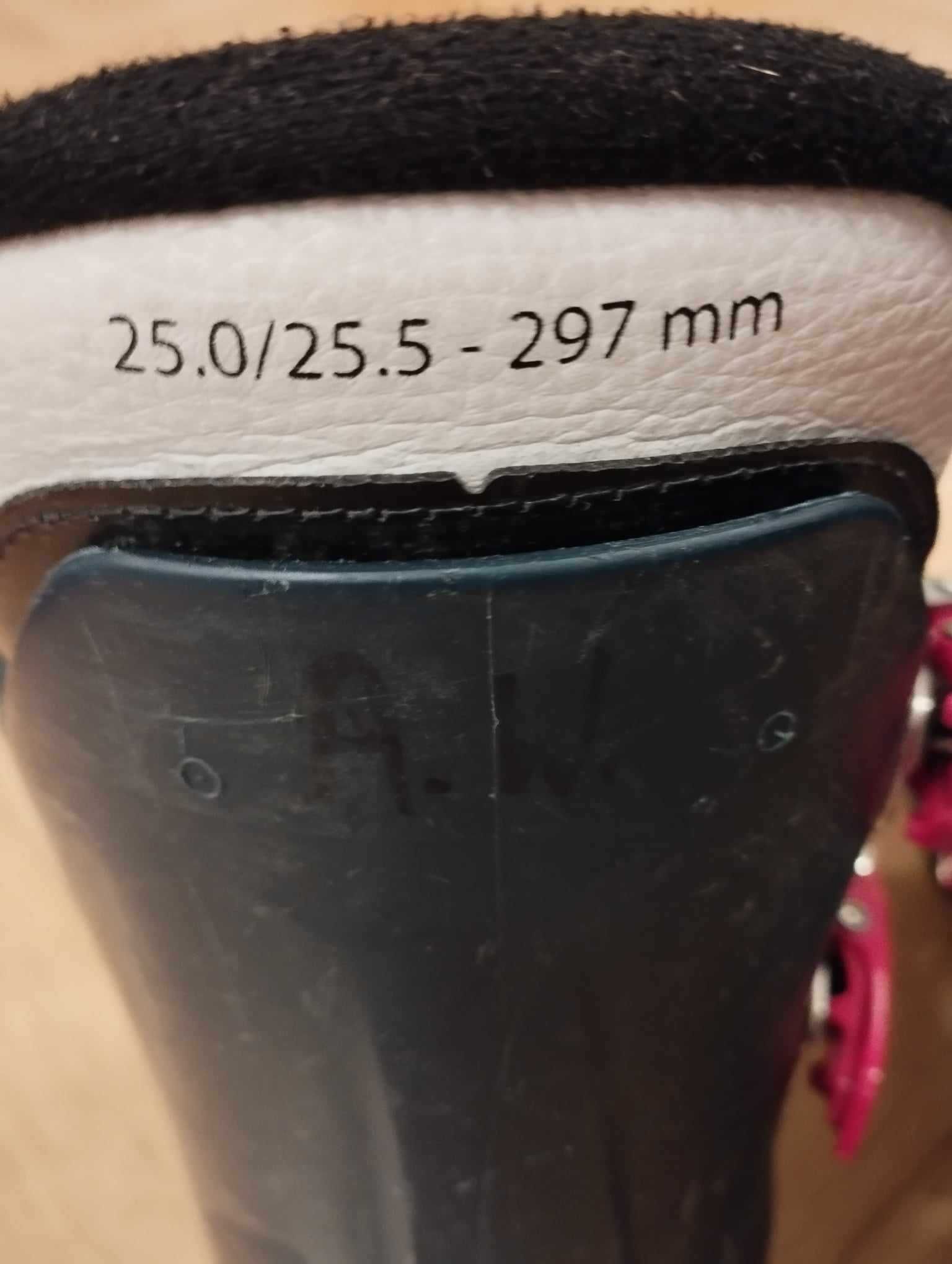 Buty narciarskie dziecięce Atomic rozmiar 38 (długość 25/25,5 cm)
