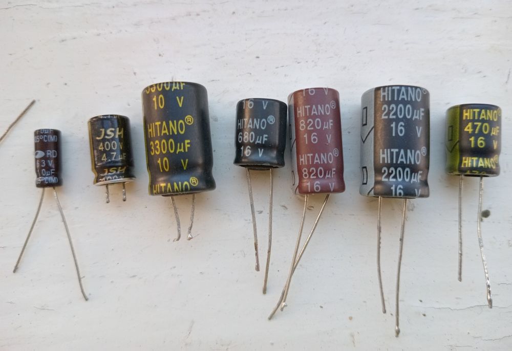 Конденсатори різні