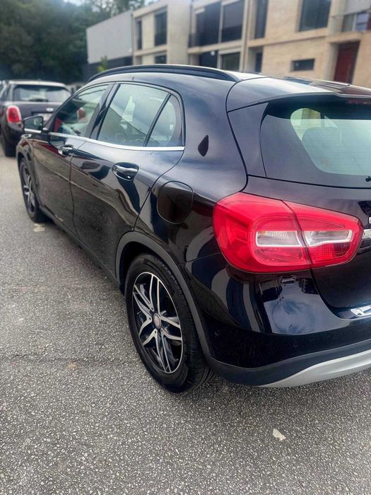 Mercedes-Benz GLA 180d - Negociável